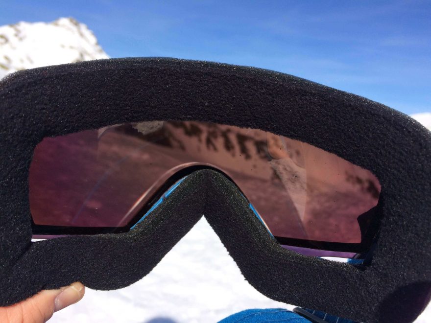 Příjemné polstrování brýlí Julbo Aerospace.