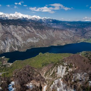 Jezero Bohinj z výšky a panorama Triglavu v Julských Alpách.