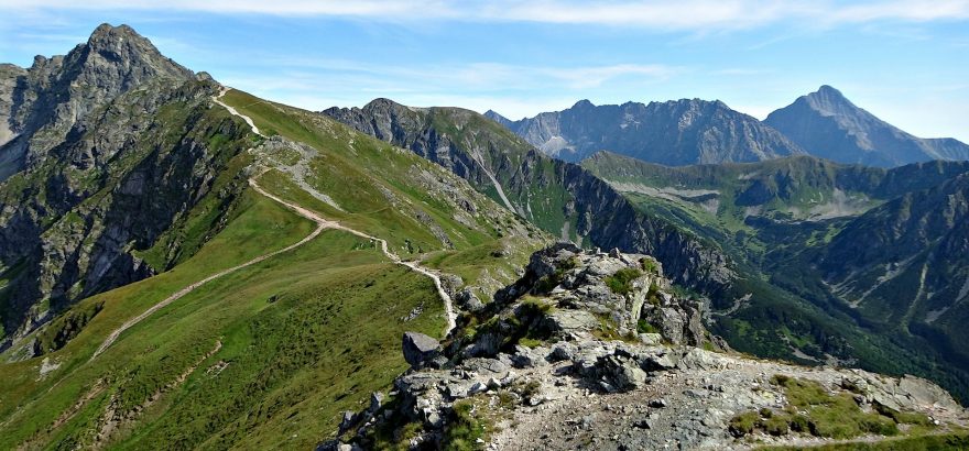 Mnoho lidí si myslí, že národním vrcholem Slovenska je Gerlachovský štít, ale je to právě Kriváň (2494 m).
