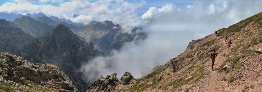 Dramatické výhledy uvítají trekaře hned v prvních kilometrech treku
