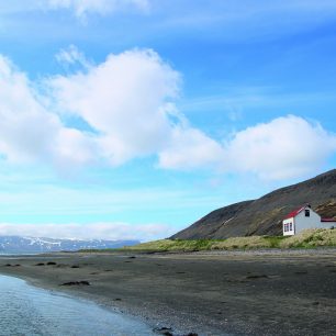 Přístav Hesteyri, kde se zpravidla vychází na treky