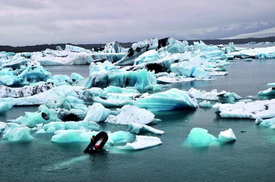 Zátoka Jokulsarlon plná ledových ker z ledovce Vatnajokull