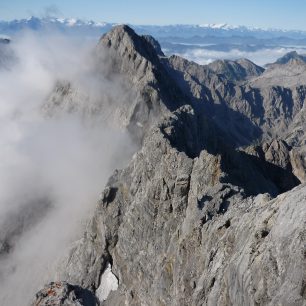 Za bezpečného počasí je výstup na Hocheck a Watzmann – Mittlespitze ferratovou lahůdkou. Zajištěná cesta vede po ostrém hřebínku a pohledy padají po kolmé východní stěně až k jezeru.