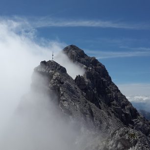 Za bezpečného počasí je výstup na Hocheck a Watzmann – Mittlespitze ferratovou lahůdkou. Zajištěná cesta vede po ostrém hřebínku a pohledy padají po kolmé východní stěně až k jezeru.