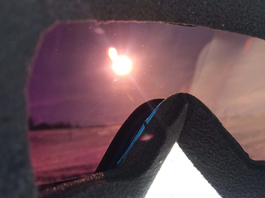 Zabarvení brýlí Julbo Aerospace s technologií Reactiv All Around, která reaguje na světelné podmínky ve škále kategorií 2 a 3.