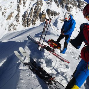 Na gruzínském hřebenu, příprava ke sjezdu s G3 SENDr