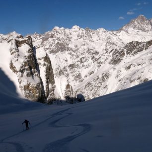 Stoupáme k dalšímu sjezdu během lednového skialpového výjezdu do Gruzie