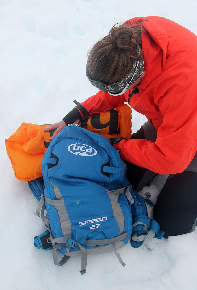Lavinový vak Float 2.0 je připraven k vložení do batohu BCA 27 Speed