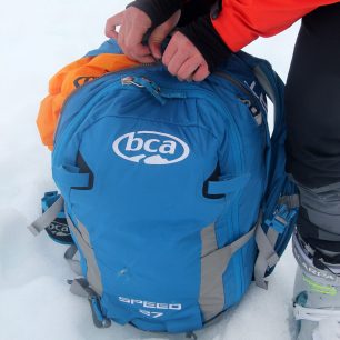 Zapínání krycího zipu lavinového batohu BCA 27 Speed