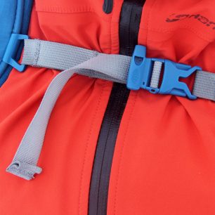 Hrudní popruh je výškově snadno nastavitelný a jeho součástí je i malá píšťalka