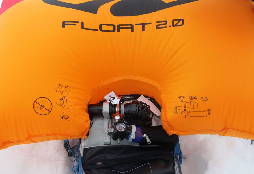 Detail aktivační části s plynovým zásobníkem nového lavinového systému BCA Float 2.0