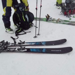 Dostatečná tuhost, dobrá ovladatelnost dělá z lyží Tracer 98 opravdový sjezdový nástroj