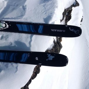 Po výstupu s lyžemi Armada Tracer 98 už stačí slepit pásy a skočit do prvního oblouku