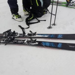 Skialpové lyže Armada Tracer 98 s vázáním Armada Shift MNC 13 a nalepenými pásy