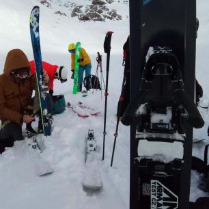 Testované lyže Armada Tracer 98 byly osazeny hybridním vázáním Armada Shift MNC 13