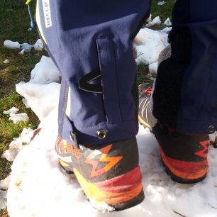 Kalhoty Direct Alpine Rebel - pohkled na otvor pro protažení páky fixace komínu u vybraných typů skialpových bot
