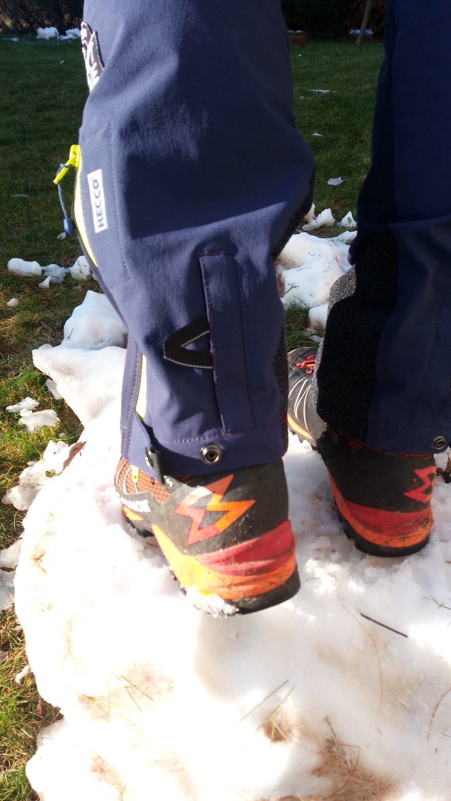 Kalhoty Direct Alpine Rebel - pohkled na otvor pro protažení páky fixace komínu u vybraných typů skialpových bot