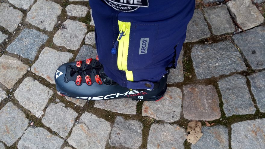 Přetažení nohavic kalhot REBEL u modelu lyžáků Fischer je bez problémů