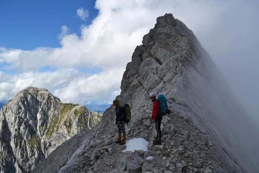 Jalovec, pod vrcholem cestou ke Kotovu sedlu, Julske Alpy