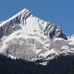 Ikonická pyramida bavorské Alpspitze.
