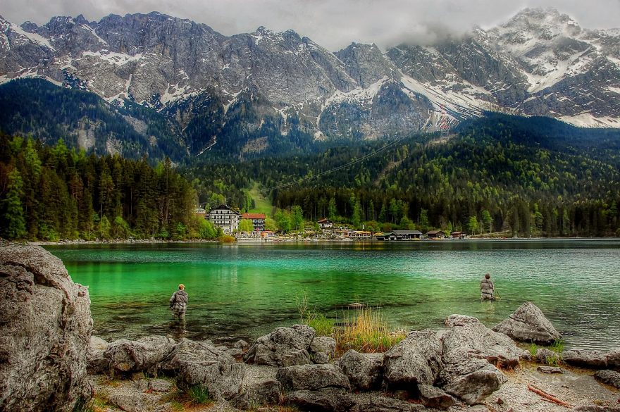 Průzračné jezero Eibsee na severním úpatí Zugspitze.