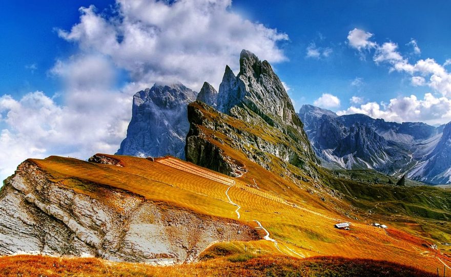 Údolí Val di Funes se zubatým hřebenem Odle (Geisler) je ikonickým pohledem Dolomit.