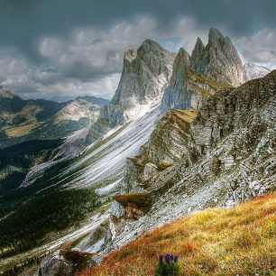 Údolí Val di Funes se zubatým hřebenem Odle (Geisler) je ikonickým pohledem Dolomit.