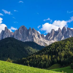 Údolí Val di Funes se zubatým hřebenem Odle (Geisler) je ikonickým pohledem Dolomit.