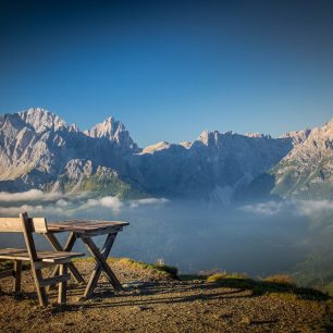 Sextenské Dolomity jsou součástí východních Dolomit a tvoří je rozeklané hřebeny a hluboká údolí.