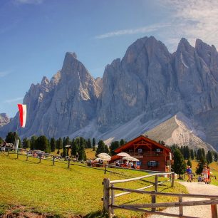 Údolí Val di Funes se zubatým hřebenem Odle (Geisler) je ikonickým pohledem Dolomit.