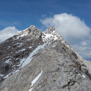 Mezi vrcholy Zugspitze a Alpspitze se táhne hřebenová náročná ferata Jubiläumsgrat (D).