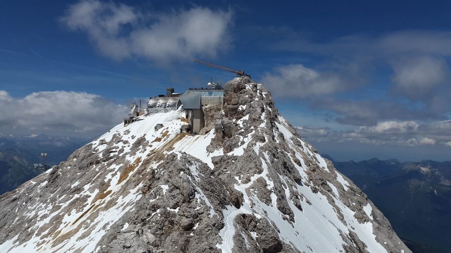 Mezi vrcholy Zugspitze a Alpspitze se táhne hřebenová náročná ferata Jubiläumsgrat (D).