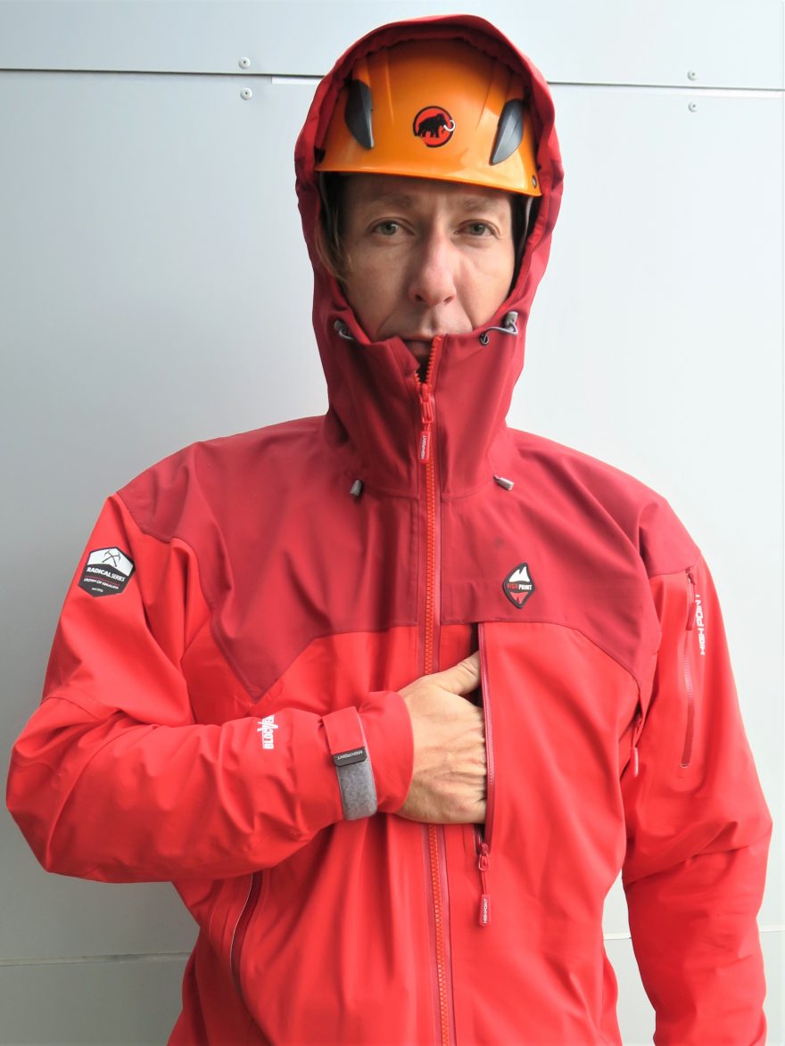 Hrudní kapsa na pravou ruku je dobře přístupná a opatřena voděodolným zipem - High Point Protector 5 Jacket