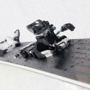 K2 Wayback 96 na slunci s topícím se sněhem díky tmavému povrchu