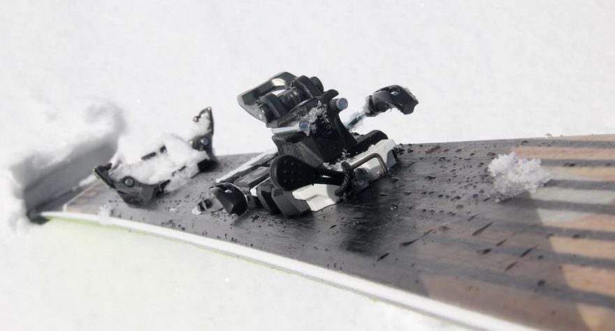 K2 Wayback 96 na slunci s topícím se sněhem díky tmavému povrchu