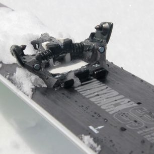 Detail špičky vázání Marker Alpinist s montážní středovou částí K2 Wayback 96