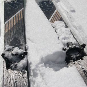 Povrchová úprava K2 Wayback 96 v kombinaci černé, šedé a odstínů hnědé