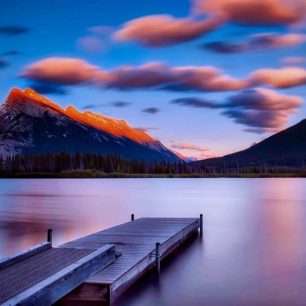 Maligne Lake je chloubou národního parku Jasper, Rocky Mountains, Kanada.