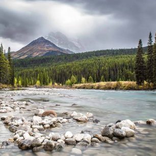Skalnaté hory neboli Rocky Mountains tvoří páteř severozápadu Severní Ameriky. Pohoří dosahující až čtyřtisícové výšky je typické řadou jezer, vodopádů i hlubokých kaňonů.