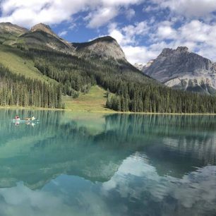 Azurová jezera Emerald Lake, Lake Louise a Moraine nesmíte při návštěvě západní Kanady minout.