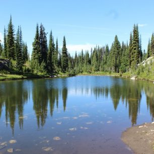 Skalnaté hory neboli Rocky Mountains tvoří páteř severozápadu Severní Ameriky. Pohoří dosahující až čtyřtisícové výšky je typické řadou jezer, vodopádů i hlubokých kaňonů.