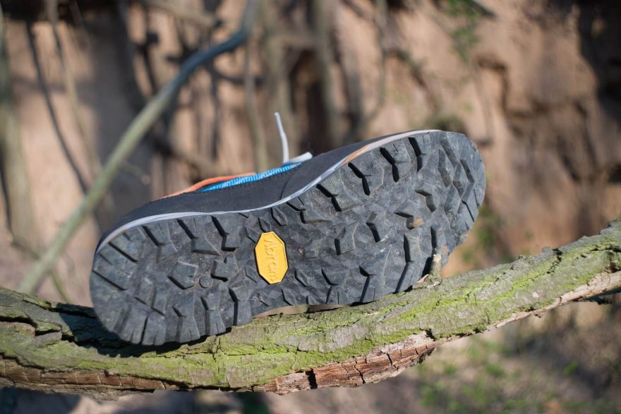 Technologie Elica je unikátní spojení čtyř vrstev tvořících spodní část boty – kopyta boty, vnitřní stélky, mezipodešve a podešve.
