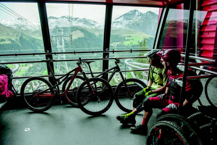 Davoský Bahnen tour po okolních vrcholech nabízející až 100 km s převýšením 10 000 metrů v jednom dni (s pomocí lanovek).