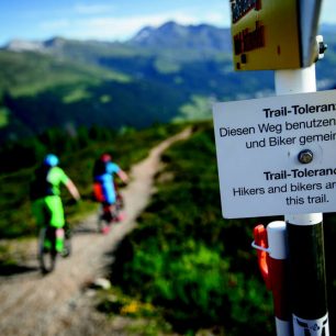Traily ve Švýcarsku na rozdíl od jiných zemí patří chodcům i bikerům zcela rovnoprávně.