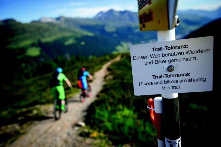 Traily ve Švýcarsku na rozdíl od jiných zemí patří chodcům i bikerům zcela rovnoprávně.