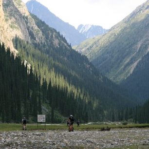 Horské systémy Ťan-šan a Pamír, jež do Kyrgyzstánu zasahují, zvedají průměrnou nadmořskou výšku tohoto státu na těžko uvěřitelných 2 750 metrů.