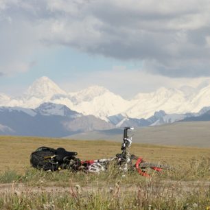 Horské systémy Ťan-šan a Pamír, jež do Kyrgyzstánu zasahují, zvedají průměrnou nadmořskou výšku tohoto státu na těžko uvěřitelných 2 750 metrů.
