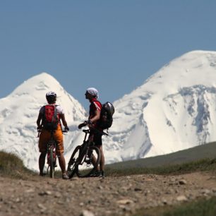 Horské systémy Ťan-šan a Pamír, jež do Kyrgyzstánu zasahují, zvedají průměrnou nadmořskou výšku tohoto státu na těžko uvěřitelných 2 750 metrů.