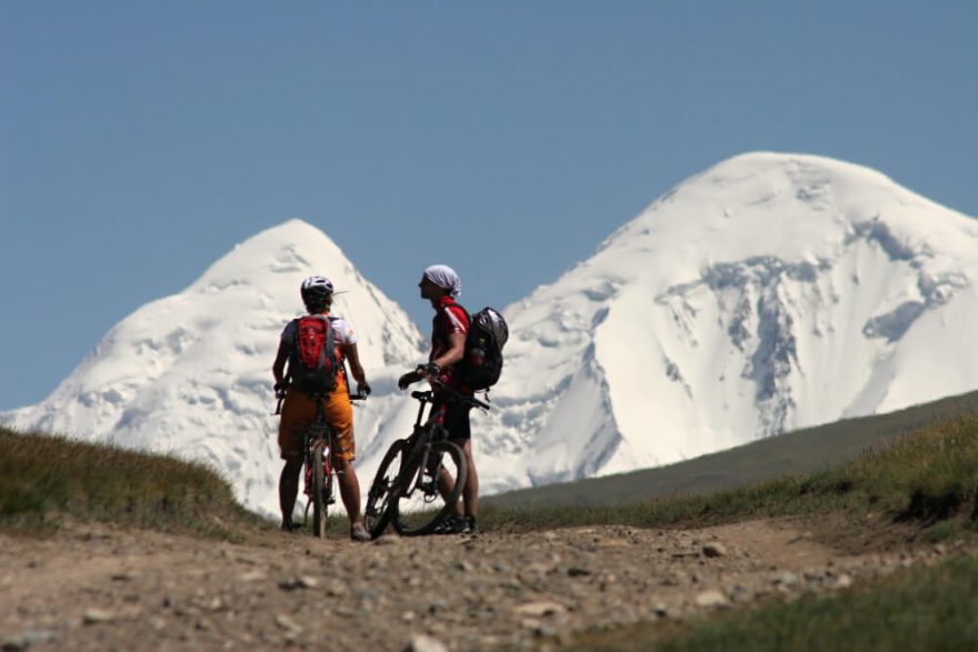 Horské systémy Ťan-šan a Pamír, jež do Kyrgyzstánu zasahují, zvedají průměrnou nadmořskou výšku tohoto státu na těžko uvěřitelných 2 750 metrů.