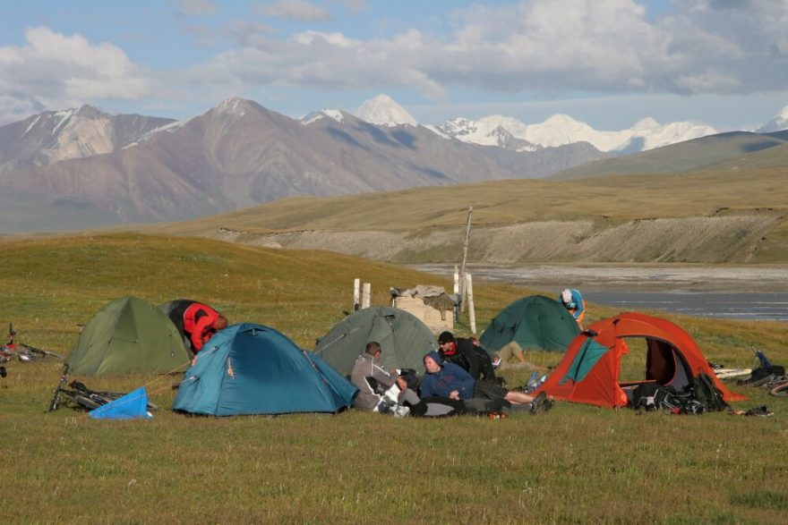 Horské systémy Ťan-šan a Pamír, jež do Kyrgyzstánu zasahují, zvedají průměrnou nadmořskou výšku tohoto státu na těžko uvěřitelných 2 750 metrů.